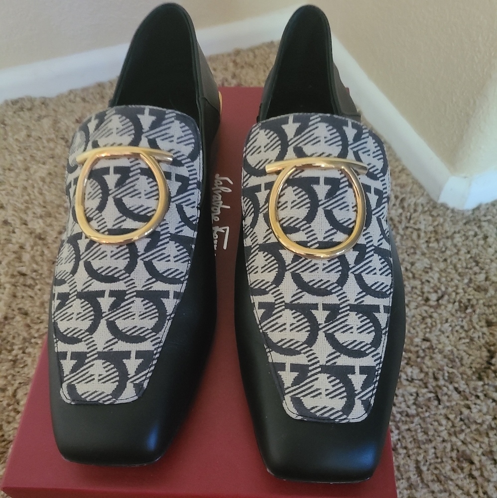 Ferragamo Lana Gancio size 10
